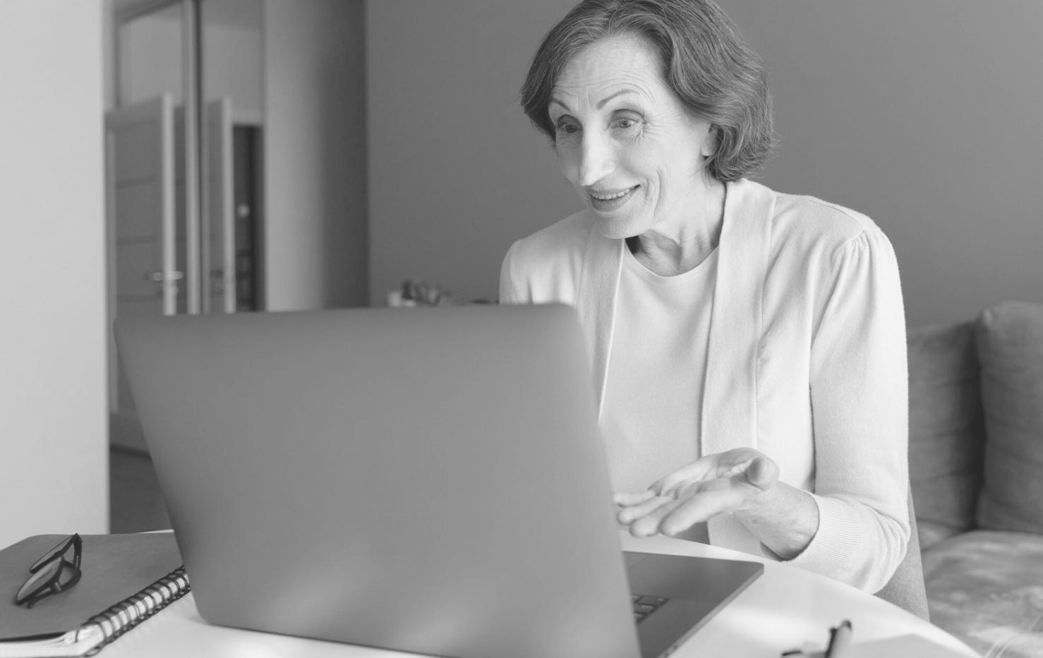 Teilnehmer arbeiten gemeinsam an Budgetanalysen